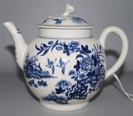 A Worcester teapot